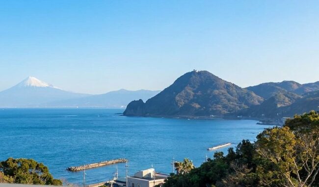 海の向こうに雪をかぶった山が見える入り江のイメージ